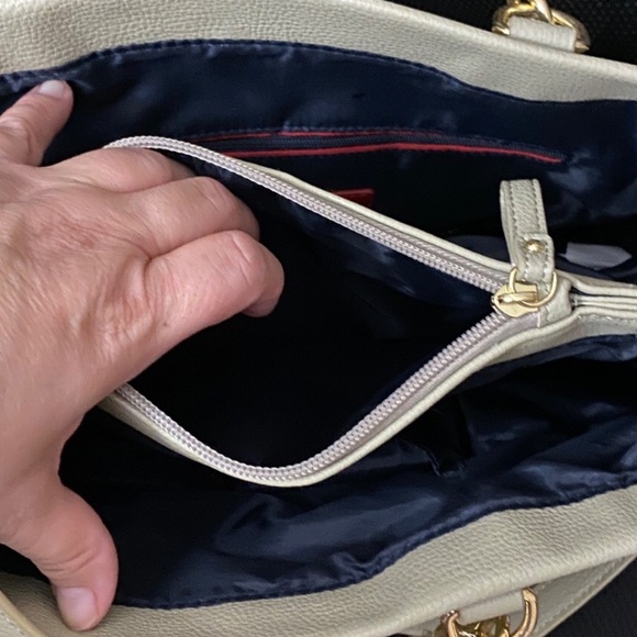Tommy Hilfiger Shoulder Bag Crossbody Cream Color with Strap - Picture 11 of 12